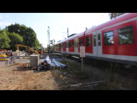 Baustelle am Bahnübergang mit Zugdurchfahrt in Emmering