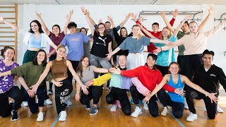 KNS präsentiert neuen Flashmob zu &quot;Von Allein&quot; von Culcha Candela | Berufsfachschule München
