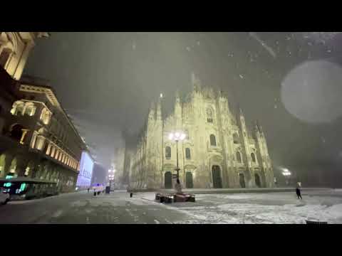 稀に降る雪がミラノのロックダウンを覆う (Rare snowfall blankets locked-down Milan)