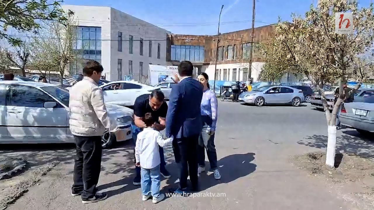 Լյուդվիգ Գյուլնազարյանը ընտրատեղամասի դիմաց գրկախառնվում է, մաղթում` լավ ընտրություն