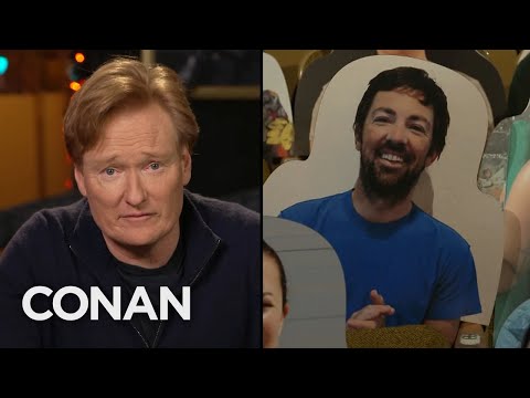コナン＆アンディは傘として段ボールの切り抜きを使用 - TBSのコナン (Conan & Andy Used The Cardboard Cutouts As Umbrellas - CONAN on TBS)