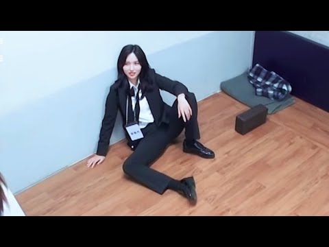 Twice (트와이스) Mina's cool way of sitting in Jail | 미나