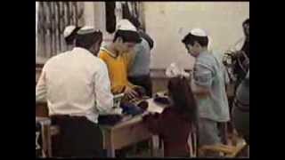 צניחה מאווירון לשלושת תאומי ברי המצווה (ידידנו היקר משה רצון ז"ל) - התמונה מוצגת ישירות מתוך אתר האינטרנט יוטיוב. זכויות היוצרים בתמונה שייכות ליוצרה. קישור קרדיט למקור התוכן נמצא בתוך דף הסרטון