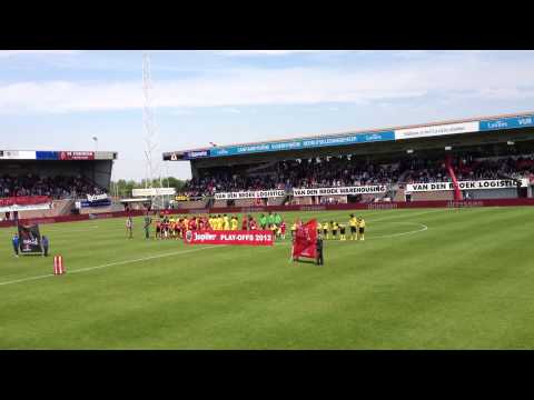 Helmond Sport-VVV opkomst spelers (17-05-12) play-offs