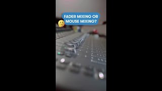 🤔 Fader or mouse mixing? 📷 Vanessa Flores