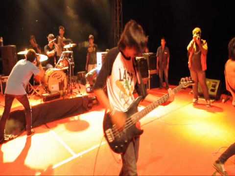 Victoria cinta gila (live) @fashion distortion tour 2012