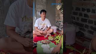 Kehidupan Sederhana Ayah Lesti Kejora di Kampung Disorot, Tak Malu Makan Beralaskan Daun Pisang