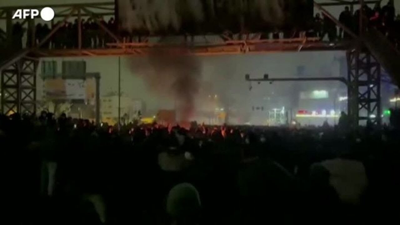 Ancora proteste a Teheran, slogan e balli davanti a un falo'