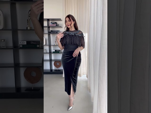 طقم بلوزة دانتيل فاخرة وتنورة مخمل بتصميم أنيق