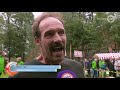 Boer Jan van Expeditie Robinson wint wéér, op klompen deze keer