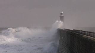 preview picture of video 'Tynemouth Pier where fishermen dare 2009'