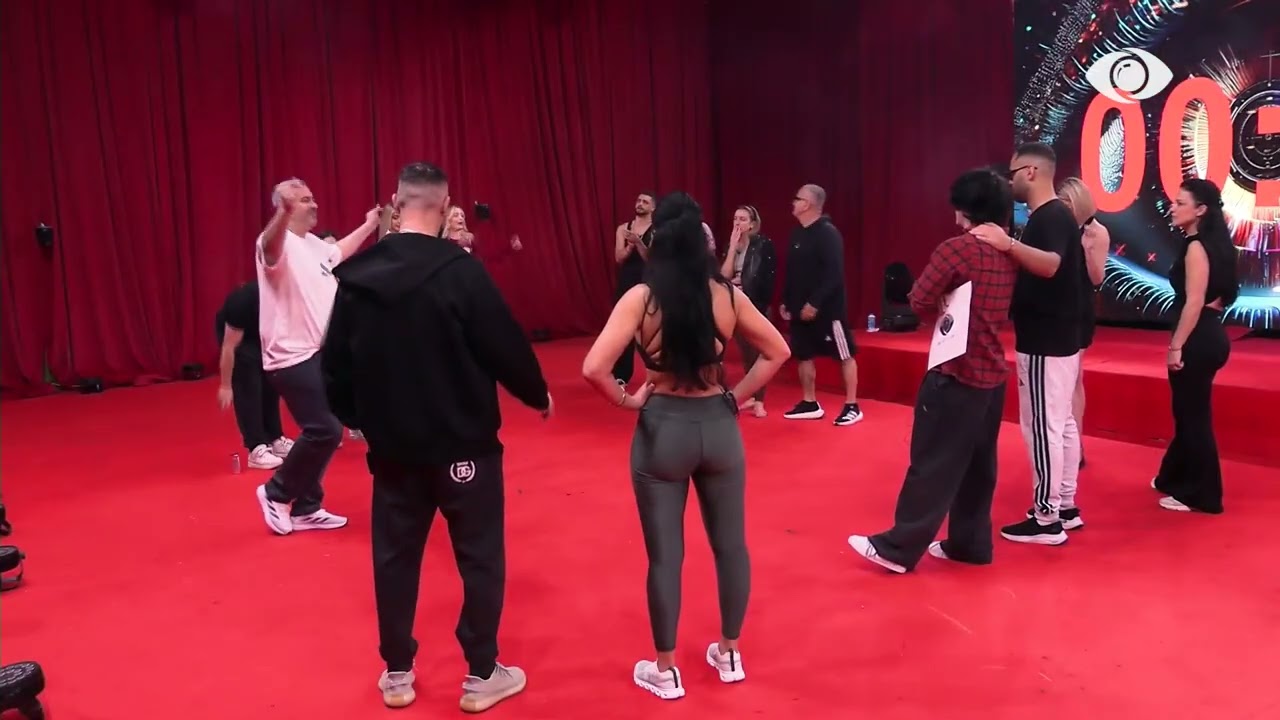 Ja ku je vetëm/ Artani i drejtohet Rogertit teksa qëndrojnë të ndarë në grupe