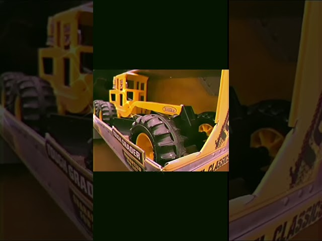 Vídeo relacionado con Tonka 06129 Steel Classics Road Grader, Kids Construction Toys for Boys and Girls, Vehicle Toys for Creative Play, Toy Trucks for Children Aged 3 +, Yellow & Black