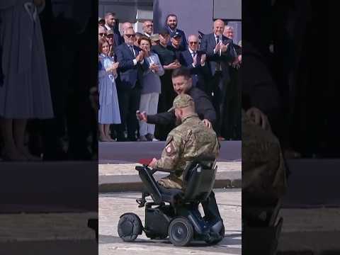 Zelenskyy takes Independence Day selfie with veteran