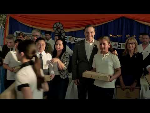 VALDES ENTREGÓ NETBOOKS EN YAPEYÚ Y GUAVIRAVÍ