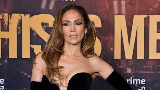 胸がはみ出し、背中は丸出し...ジェニファー・ロペスの過激衣装にネット騒然