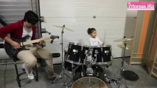 Twinkle Twinkle Little Star & Row Row your Boat - Princess Mia plays the drums