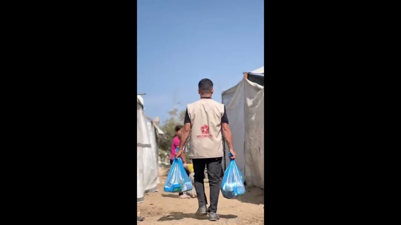 The Walls Must Fall team is implementing an initiative to distribute food parcels to displaced people in the central Gaza Strip.