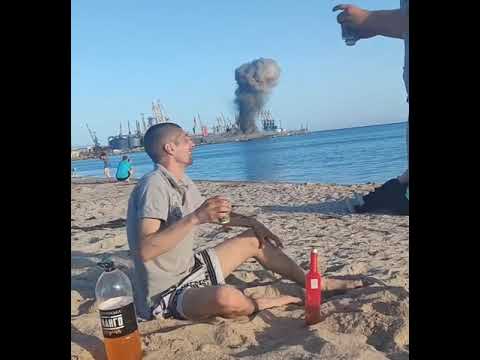 , title : 'Ucraino continua a divertirsi in spiaggia nonostante le bombe russe a Berdyansk'