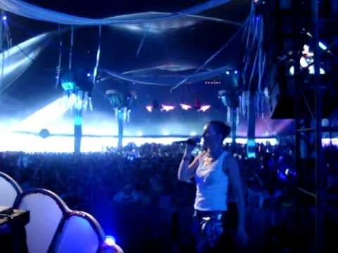 DJ Tommy Trash feat MC Vika Kova live @ TomorrowLand 2012