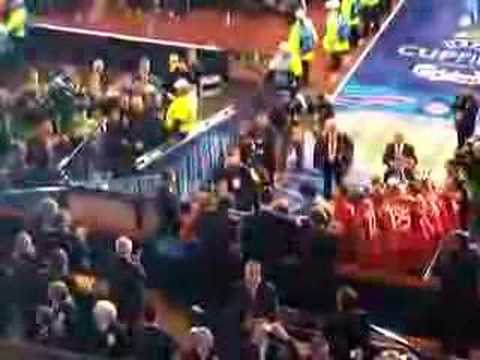 Javi Navarro levantando la UEFA 2007