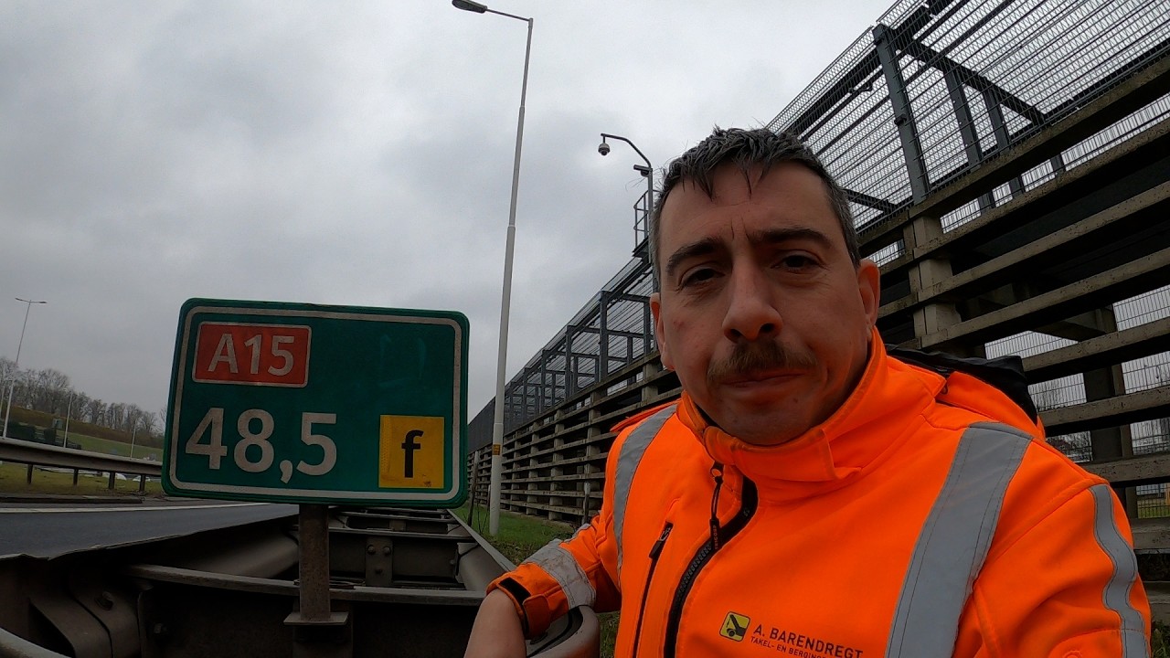 LANDROVER MET PROBLEMEN OP SNELWEG!