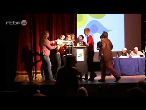 Homosexuales y femnistas semidesnudas agreden al Arzobispo de Malinas Bruselas 