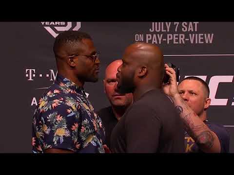 Le face à face lors de la conférence de presse avant combat de l'UFC 226