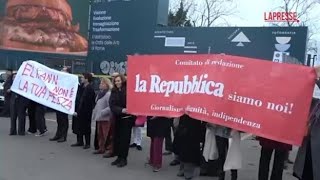 La protesta dei giornalisti di Repubblica alla mostra per i 50 anni del quotidiano: «Elkann, non ...