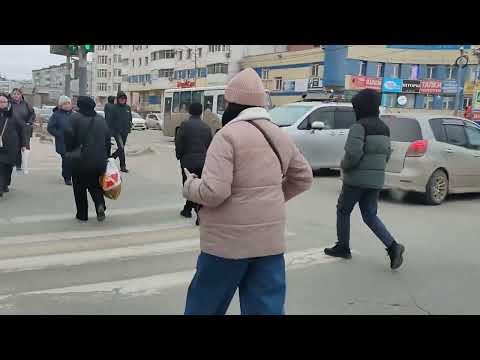 Снег, холодный пронизывающий ветер в Якутске, в конце апреля. Заброшенные местам в центре.