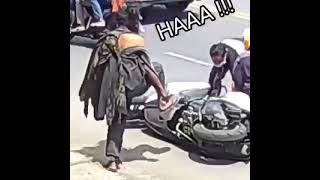 Download lagu VIRAL ORANG GILA NGAMUK GARA-GARA KE TABRAK MOTOR mp3