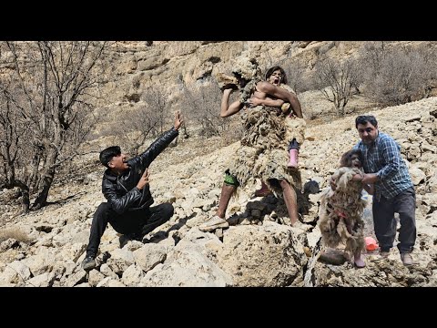 A wild cave dweller's sudden attack on Hussein and his father in the highlands! 