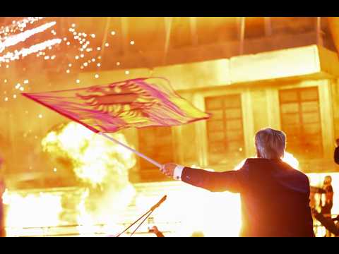 Protesta e opozites/ Molotov te Kryeministria dhe Parlamenti, protestuesit ndezin Tiranën