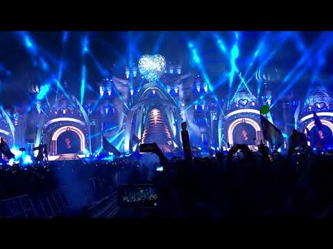 Tiesto with Avicci Tribute (Feat. Martin Garrix & Aloe Blacc)