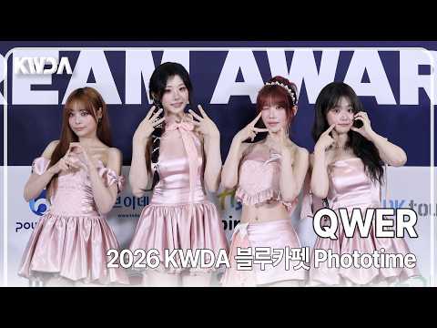 [4K] QWER, '핑크로 러블리함 가득한 큐떱이들🫶🏻' 사랑스러움 가득한 포토타임 | 2026 KWDA Phototime