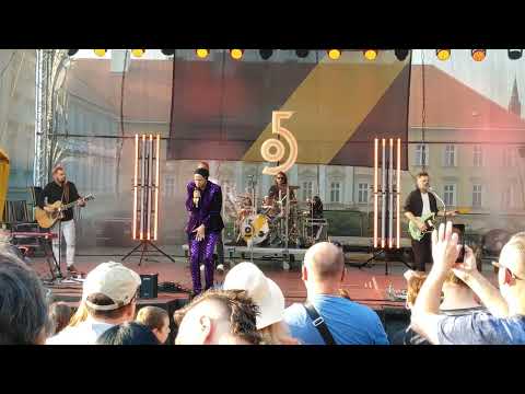 O5 a Radeček - Sex ve sprše (úvod koncertu) - Teplice 27.5.2023