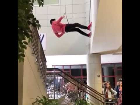 Miguel Diaz caindo nos bastidores//Cobra Kai