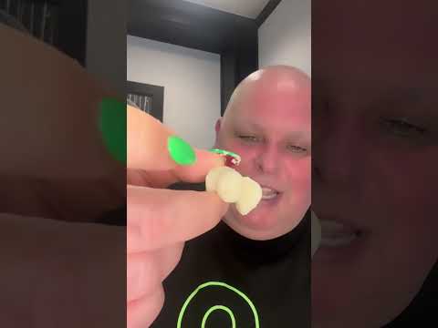 NOSHI NOSHI W/ Maxi. Thai traditional dessert