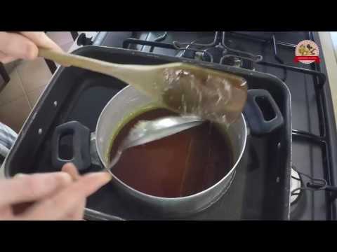 Crema di decolorazione per la pelle antiche diventa vecchio intorno a occhi Lapparizione di pigmentary nota su una fronte