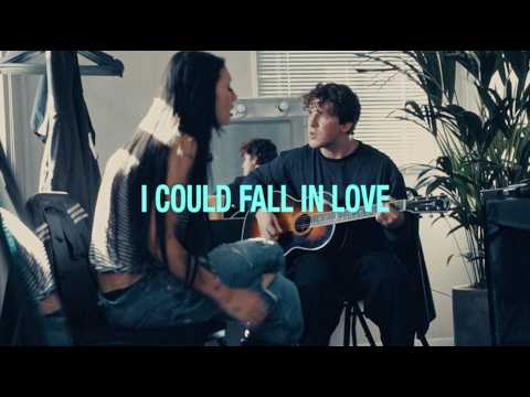 Overpass i Nieve Ella w Reading i nowa wersja Fall In Love