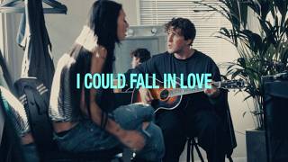 Overpass i Nieve Ella w Reading i nowa wersja Fall In Love