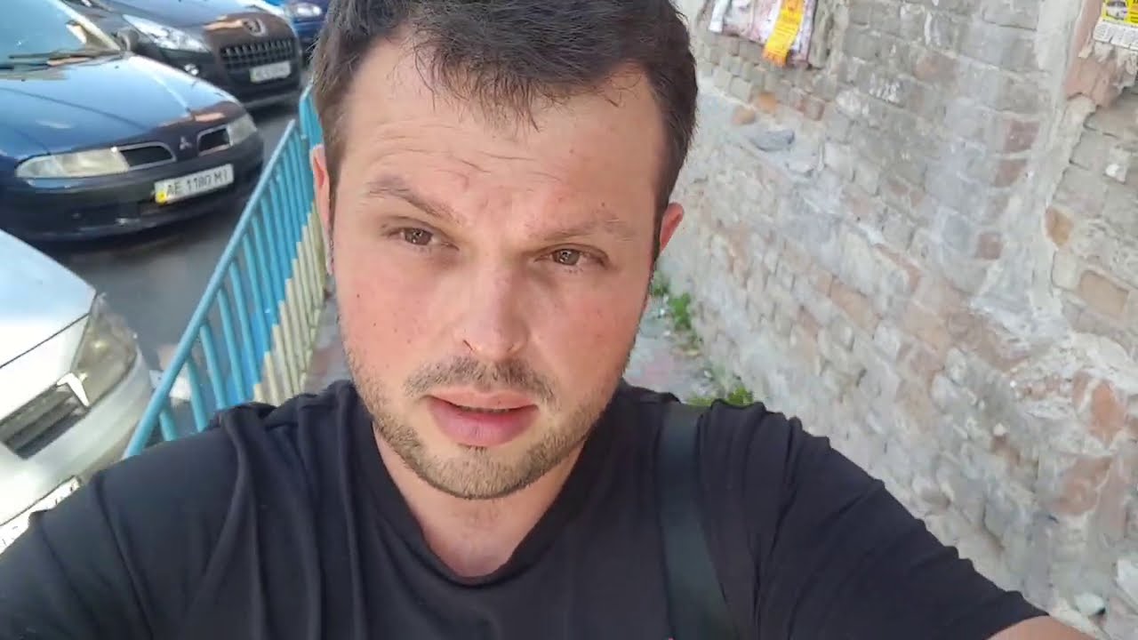 Купил тетради и принёс люстру Самвелу
