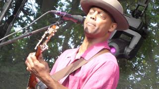 Eric Bibb is building his new Home_00027 (Blues in Grolloo-Drenthe_NL 2014)