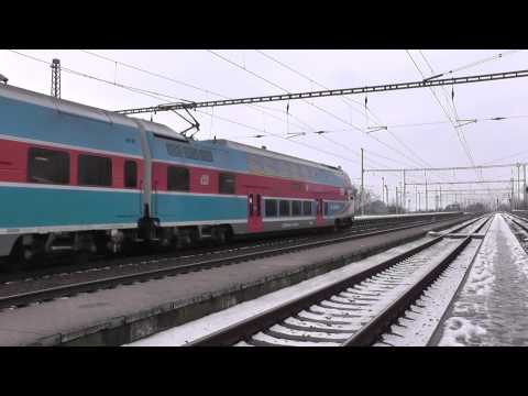 Příjezd a odjezd vlaku Os 6947 + průjezd nákladního vlaku - Bohušovice n.O., 31.1.2014