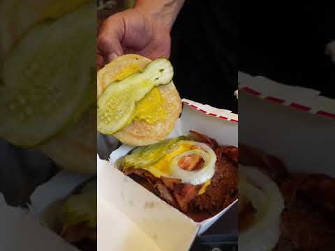 Experimentando hambúrgueres de bife Freddy's