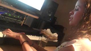 Lexi Lawson performing an acoustic "Someday" in the EvoClubHouse