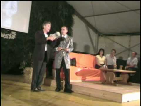 Offizieller Weltrekord - Simon mit 364 Strohhalme im Mund