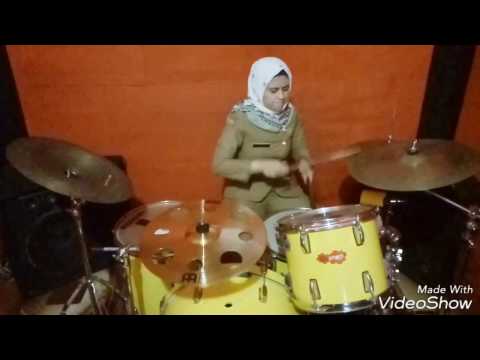 PNS wanita menggebuk drum! Gila!! Master Of Puppets (Metalica).