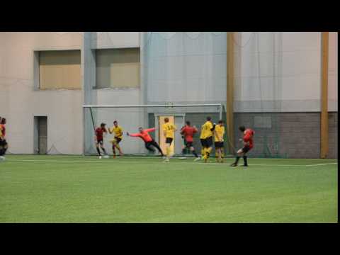 Minnecup 2017: Sander Kartum scorer vs Lånke. Johannes Stokke i gultrøyenes mål.