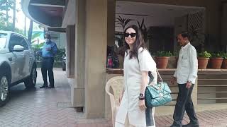 Karishma Kapoor spotted outside kareena kapoor house in bandra